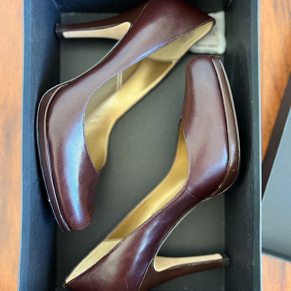 Tahari pumps